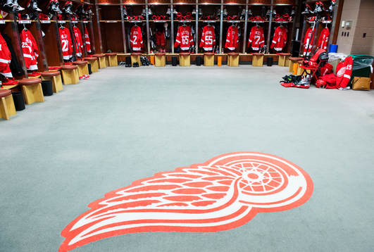 Matchtröjor är upphängda i NHL-laget Detroit Red Wings