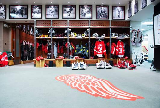 Matchtröjor är upphängda i NHL-laget Detroit Red Wings