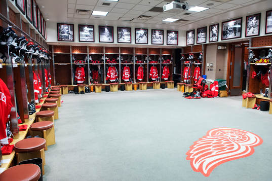 Matchtröjor är upphängda i NHL-laget Detroit Red Wings