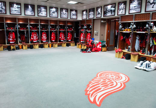 Matchtröjor är upphängda i NHL-laget Detroit Red Wings