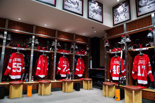 Matchtröjor är upphängda i NHL-laget Detroit Red Wings