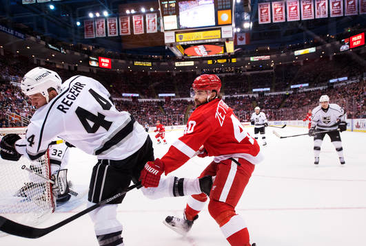 Los Angeles Robyn Regehr utmanar av Detroits Henrik