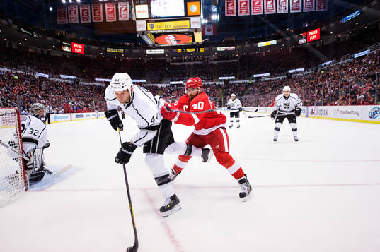 Los Angeles Robyn Regehr utmanar av Detroits Henrik