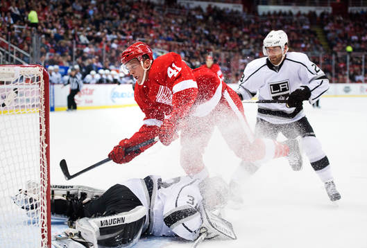 Detroits Luke Glendening flyger in i mål