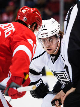 Los Angeles Anze Kopitar spänner blicken i Detroits Henrik