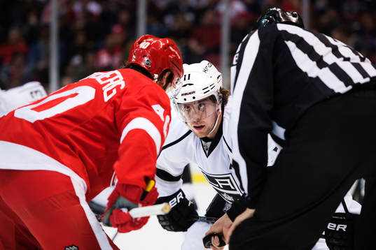 Los Angeles Anze Kopitar spänner blicken i Detroits Henrik