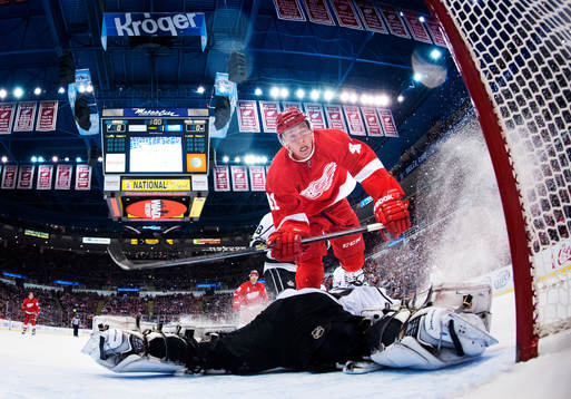 Detroits Luke Glendening flyger in i mål