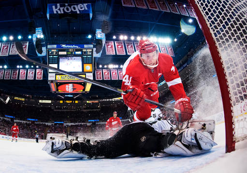 Detroits Luke Glendening flyger in i mål