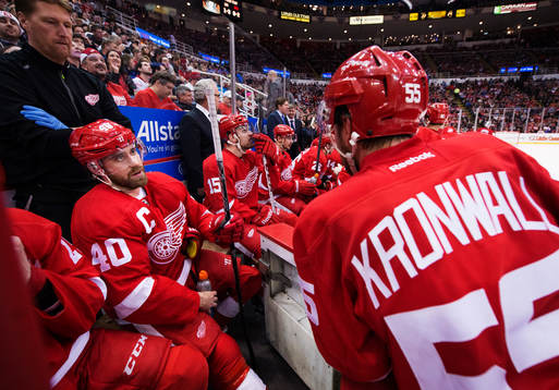 Detroits Henrik Zetterberg och Niklas Kronwall pratar med