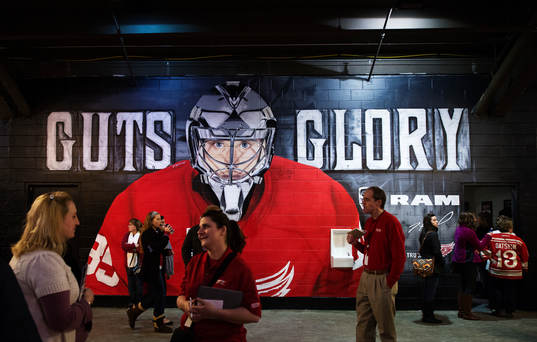 En målad vägg med texten "Guts and Glory"