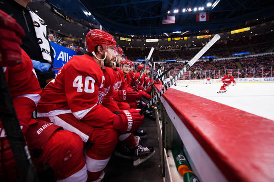 Detroits Henrik Zetterberg följer spelet