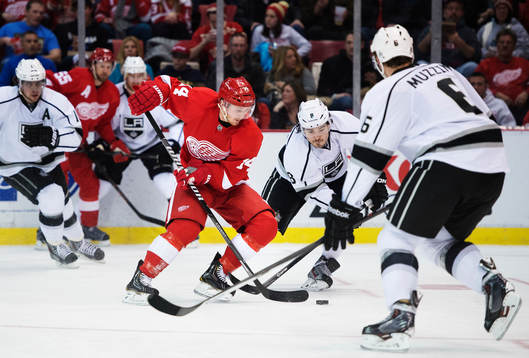 Detroits Gustav Nyquist dribblar