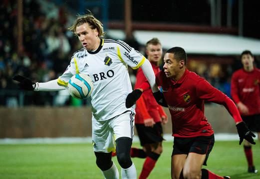 AIKs Nils-Eric Johansson tar sig fram