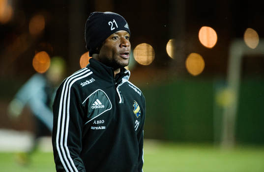AIKs Kennedy Igbonanike värmer upp