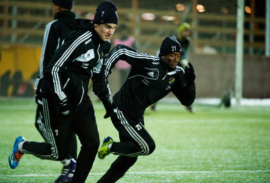 AIKs Eero Markkanen och Kennedy Igbonanike  värmer upp