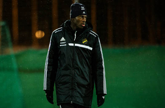 AIKs Edward Owusu  värmer upp