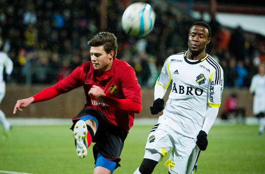 AIKs Kennedy Igbonanike jagar bollen