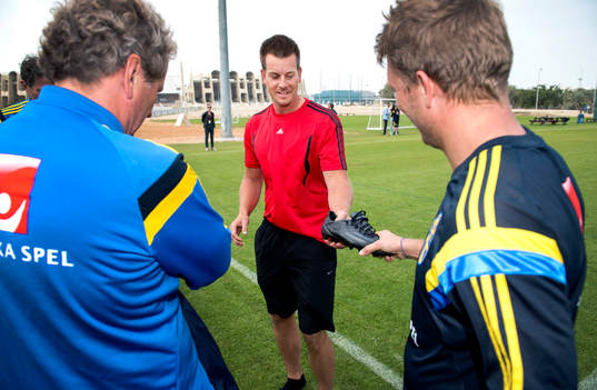 Golfaren Henrik Stenson får låna skor av Marcus Allbäck