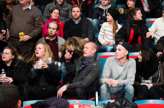 kvinna i publiken träffas illa av en puck och får föras