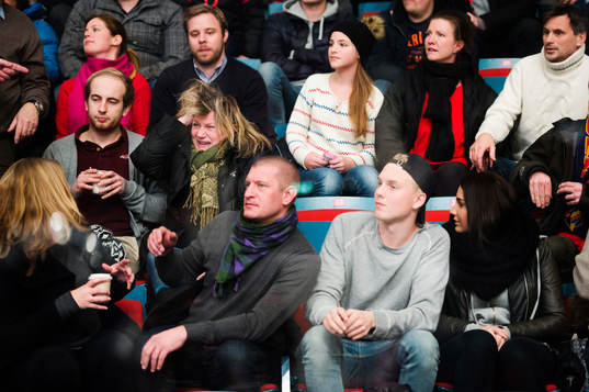 kvinna i publiken träffas illa av en puck och får föras