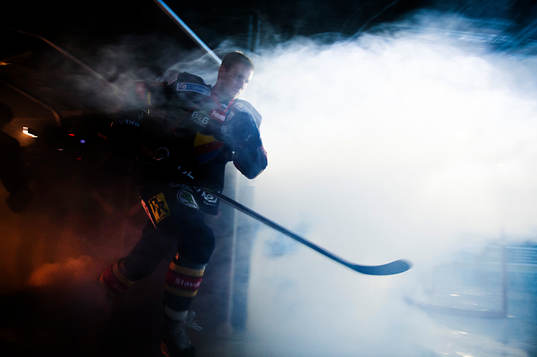 Djurgårdens Michael Holmqvist åker ut ur spelartunneln