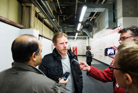 Daniel Alfredsson, som just nu är skadad, pratar med media