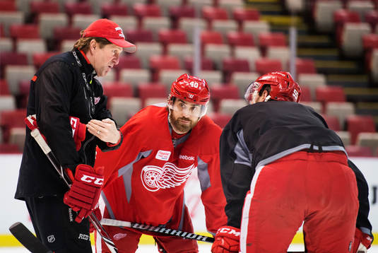 Huvudtränaren Mike Babcock ger instruktioner till Henrik
