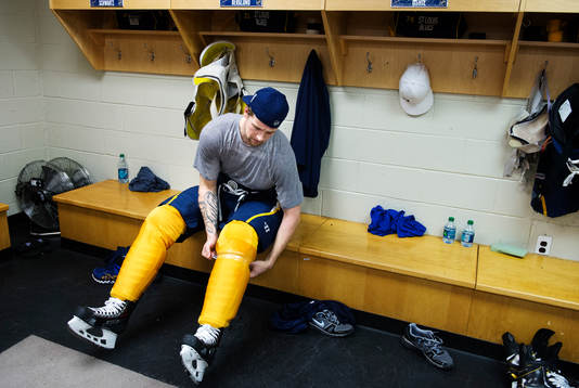 Patrik Berglund tar av sig sina skydd