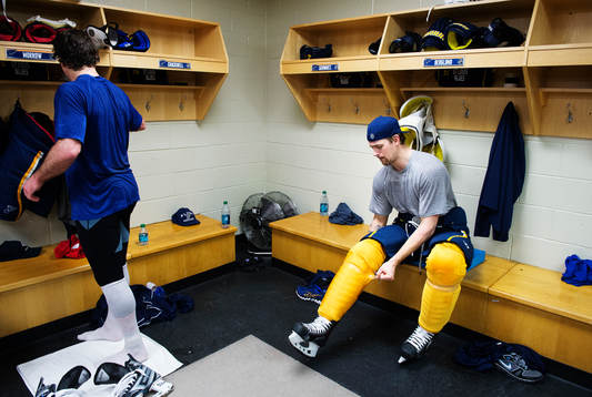 Patrik Berglund tar av sig sina skydd