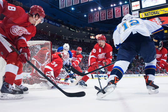 St Louis Magnus Pääjärvi utmanar Detroits målvakt Petr