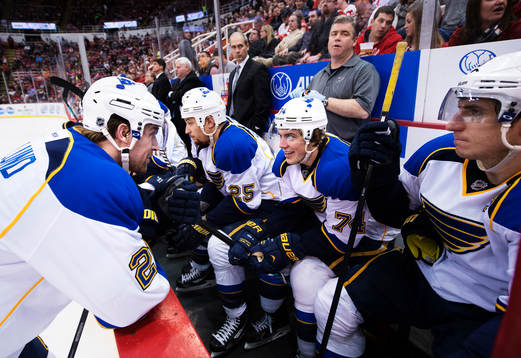 St Louis Patrik Berglund pratar med TJ Oshie och Alexander