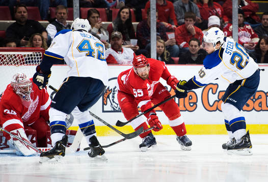Detroits Niklas Kronwall försöker att stoppa ett läge