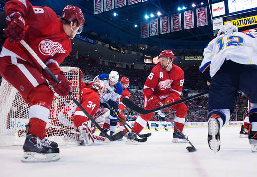St Louis Magnus Pääjärvi utmanar Detroits målvakt Petr