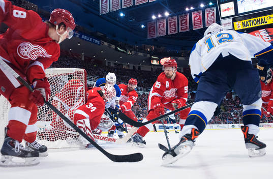 St Louis Magnus Pääjärvi utmanar Detroits målvakt Petr