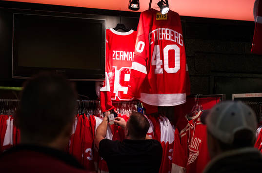 En försäljare i en butik i Joe Louis Arena säljer