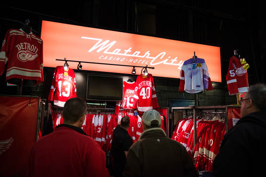 En försäljare i en butik i Joe Louis Arena säljer