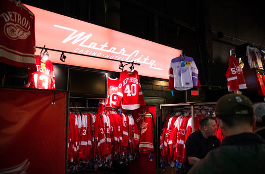 En försäljare i en butik i Joe Louis Arena säljer