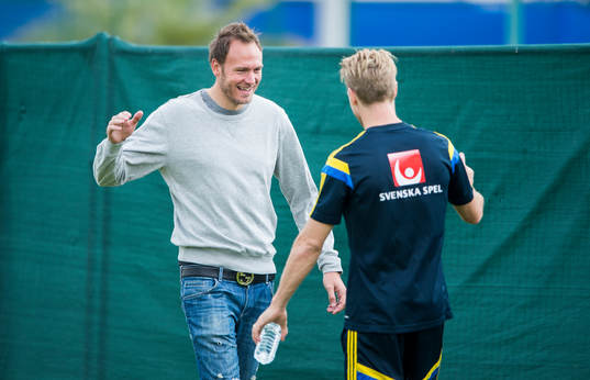 Andreas Granqvist hälsar på Christian Wilhelmsson