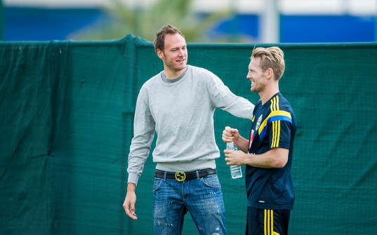Andreas Granqvist hälsar på Christian Wilhelmsson