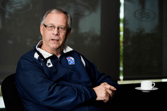 Islands förbundskapten Lars Lagerbäck pratar med media
