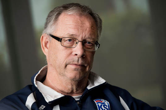 Islands förbundskapten Lars Lagerbäck pratar med media