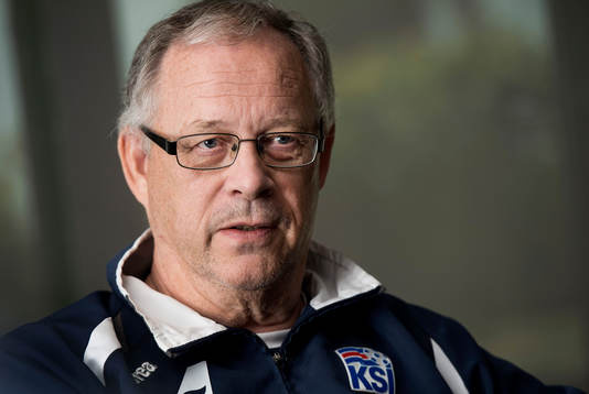 Islands förbundskapten Lars Lagerbäck pratar med media
