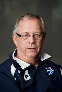 Islands förbundskapten Lars Lagerbäck pratar med media