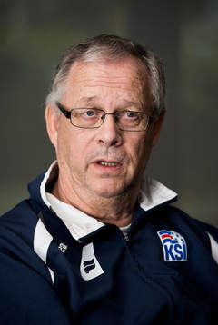 Islands förbundskapten Lars Lagerbäck pratar med media