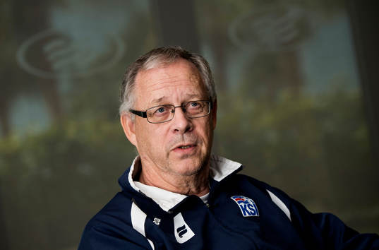 Islands förbundskapten Lars Lagerbäck pratar med media