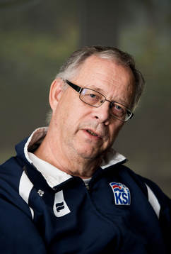 Islands förbundskapten Lars Lagerbäck pratar med media