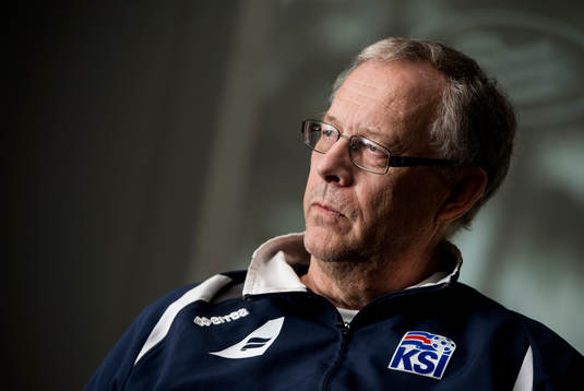 Islands förbundskapten Lars Lagerbäck pratar med media