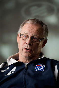 Islands förbundskapten Lars Lagerbäck pratar med media