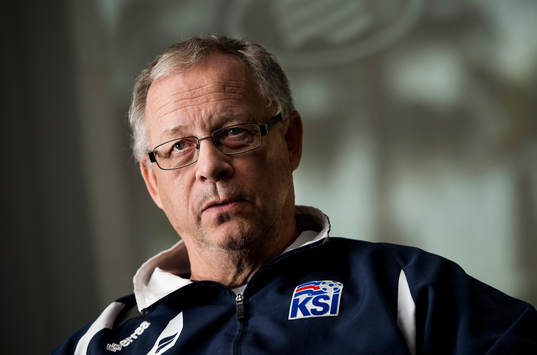 Islands förbundskapten Lars Lagerbäck pratar med media