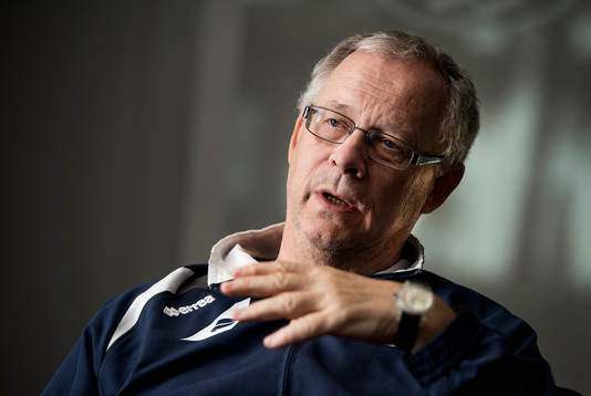 Islands förbundskapten Lars Lagerbäck pratar med media